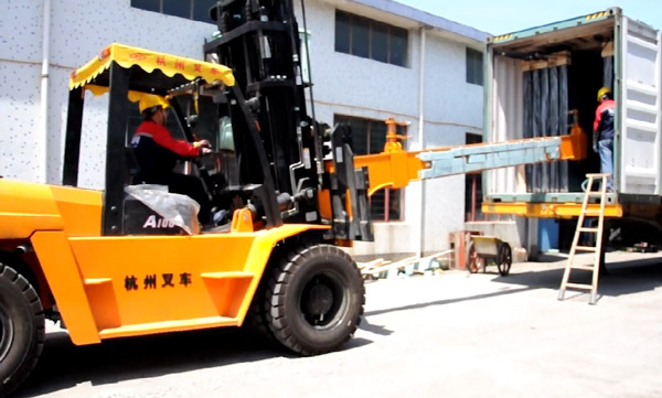 杭州叉車(chē)|玻璃行業(yè)，叉車(chē)串桿屬具卸貨實(shí)拍案例